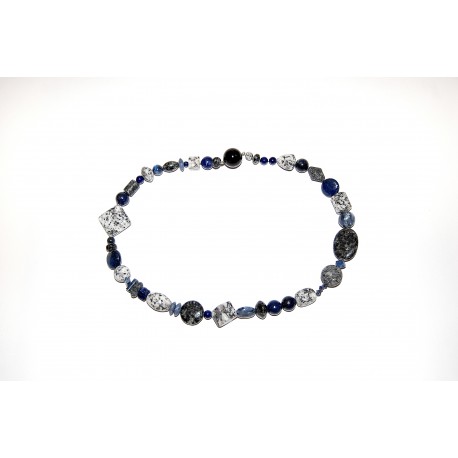 Granitkette mit Dumortierit und Lapis