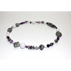 Granitkette mit Amethyst und weißer Jade