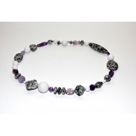 Granitkette mit Amethyst und weißer Jade
